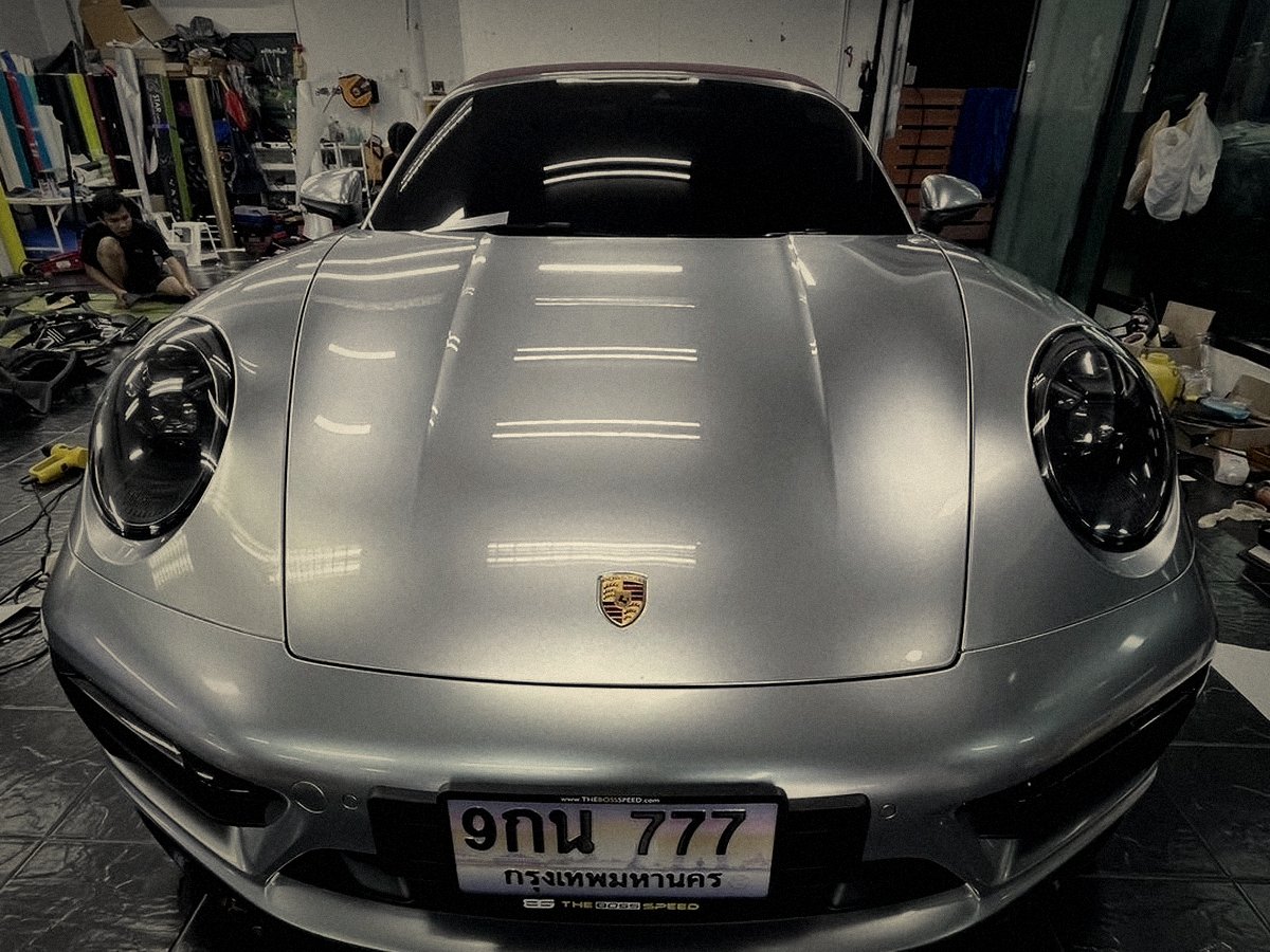 หน้ารถ Porsche หลังติดตั้งเสร็จ ผิวเงางาม