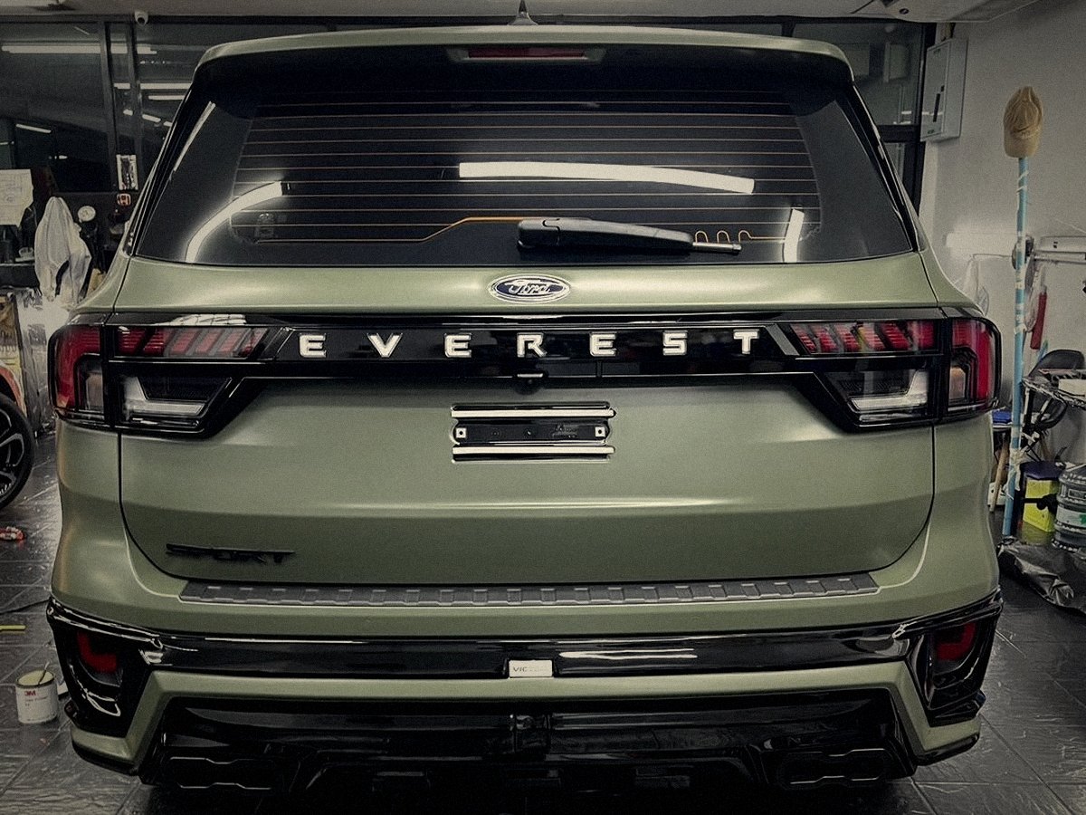 Ford Everest wrapped in matte military green