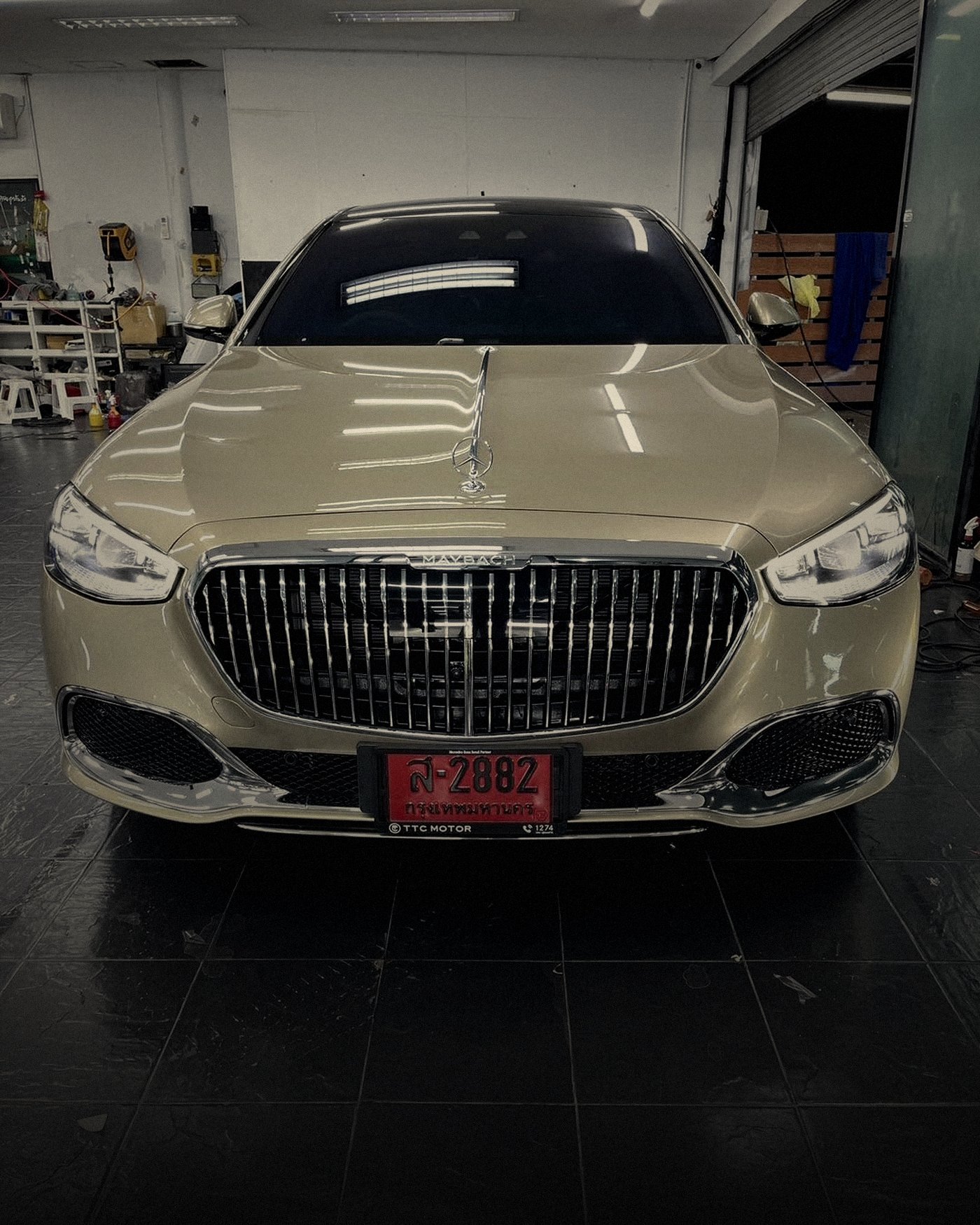 Mercedes-Maybach สีดำในสตูดิโอ World WraP