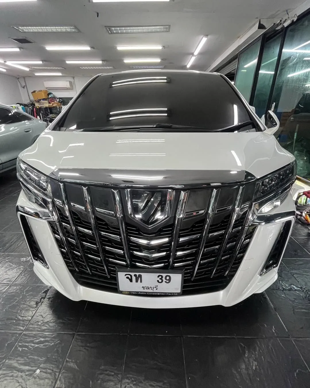 Toyota Alphard สีขาว