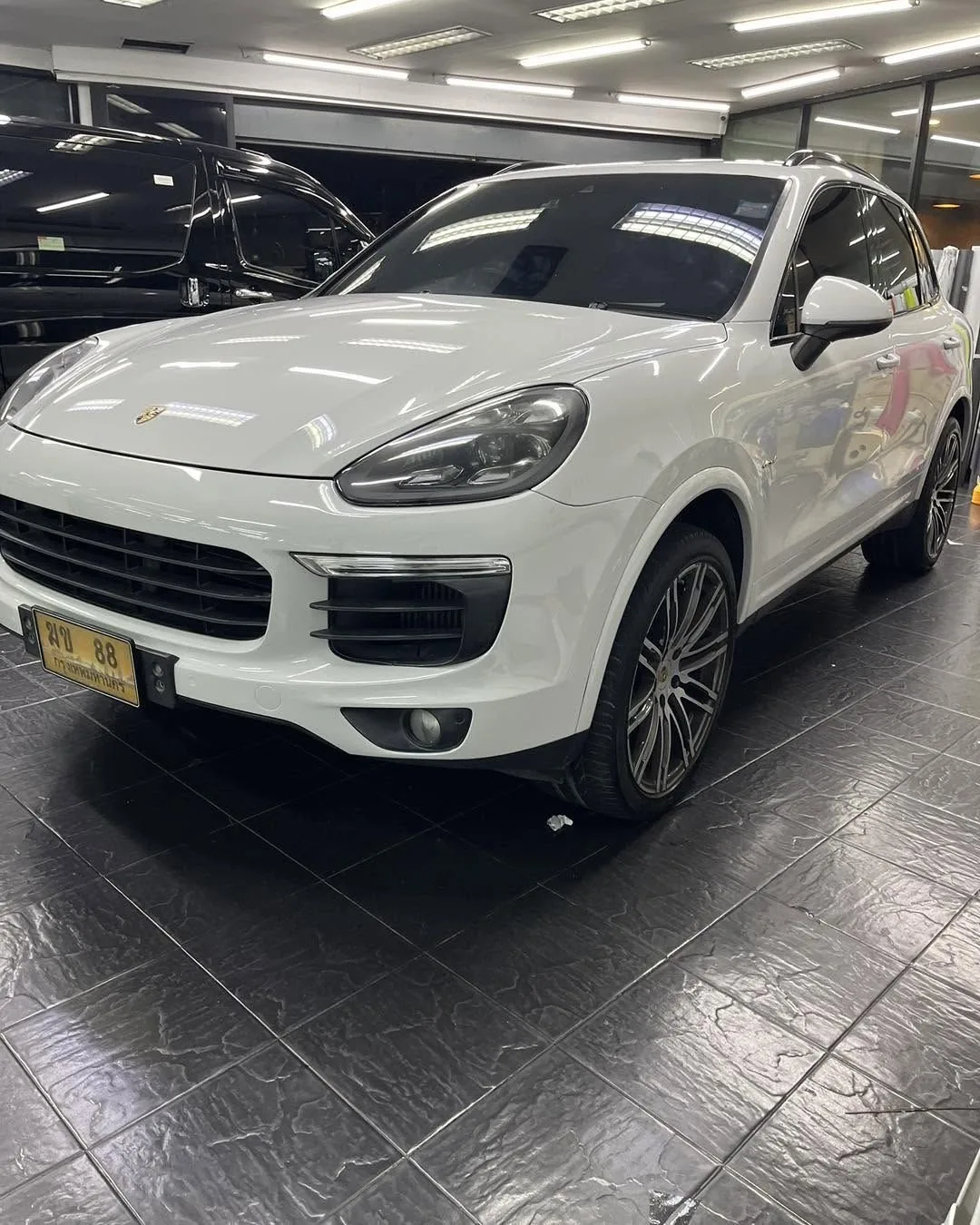 Porsche Cayenne สีขาว
