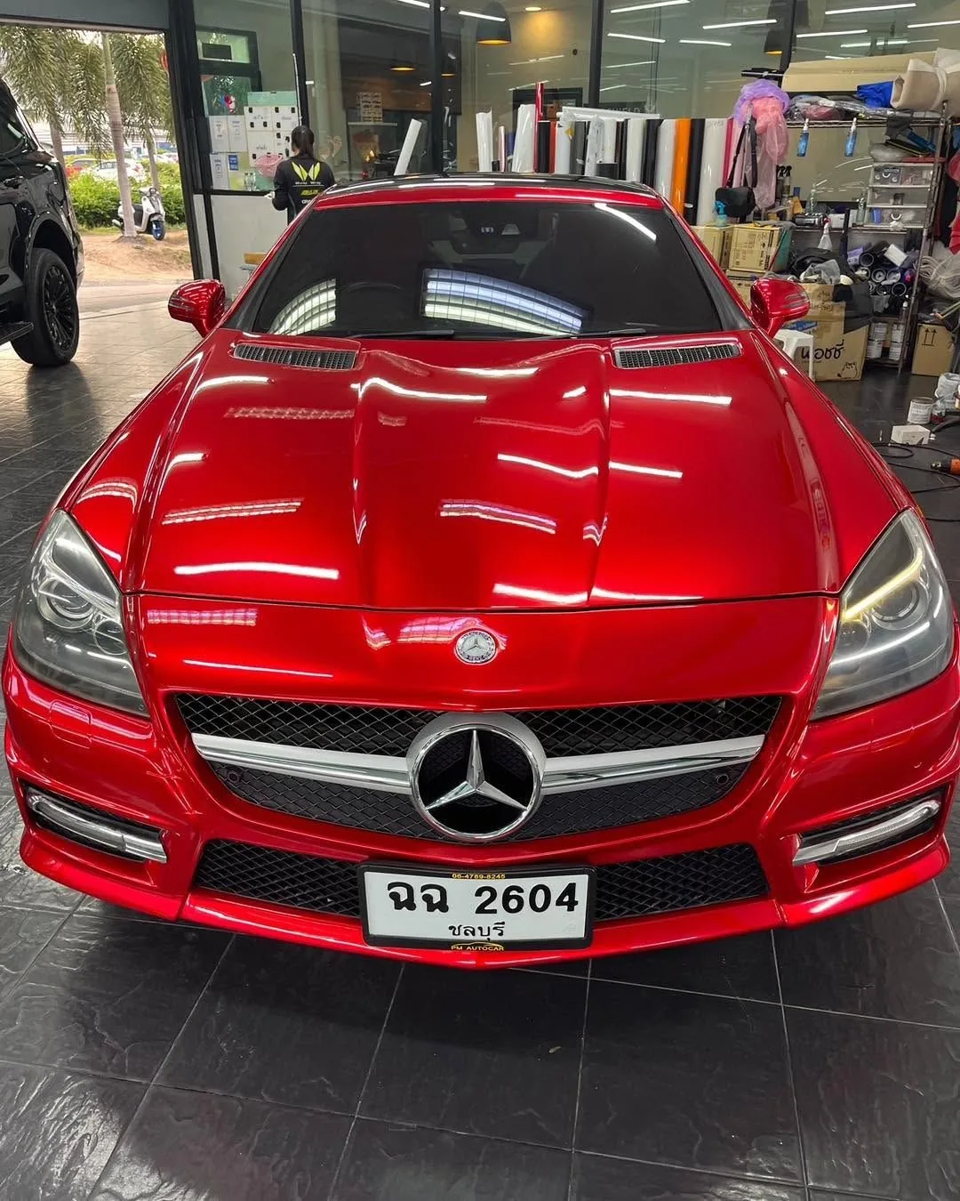 Mercedes-Benz SLK สีแดงผิวเงา