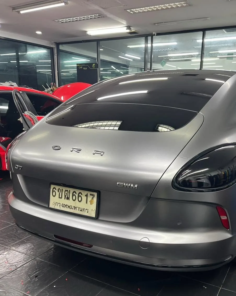 Porsche สีเงิน — มุมท้าย