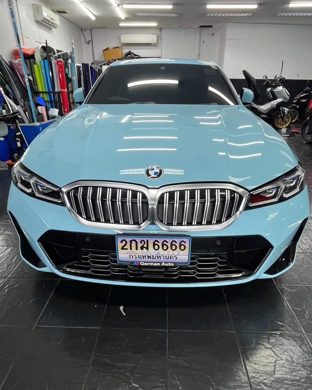 BMW 3 Series สีฟ้าพาสเทล
