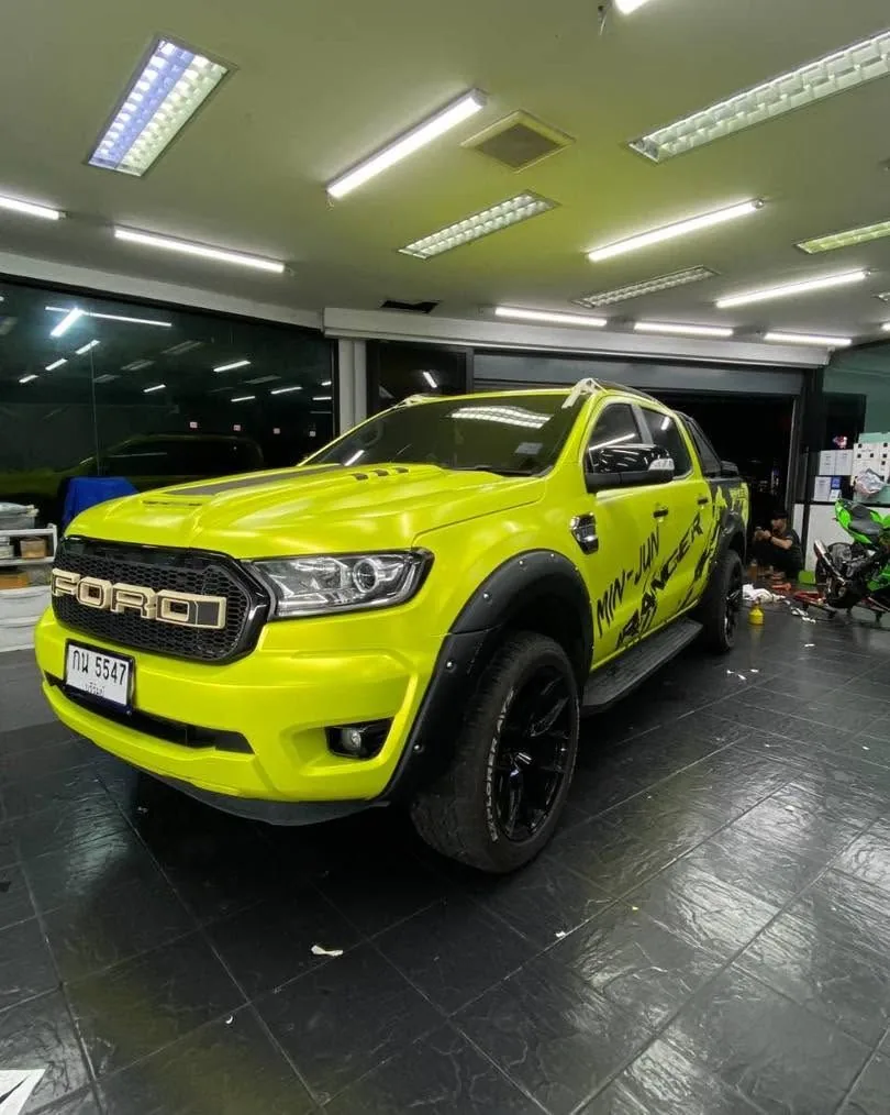 Ford Ranger สีเหลืองนีออน