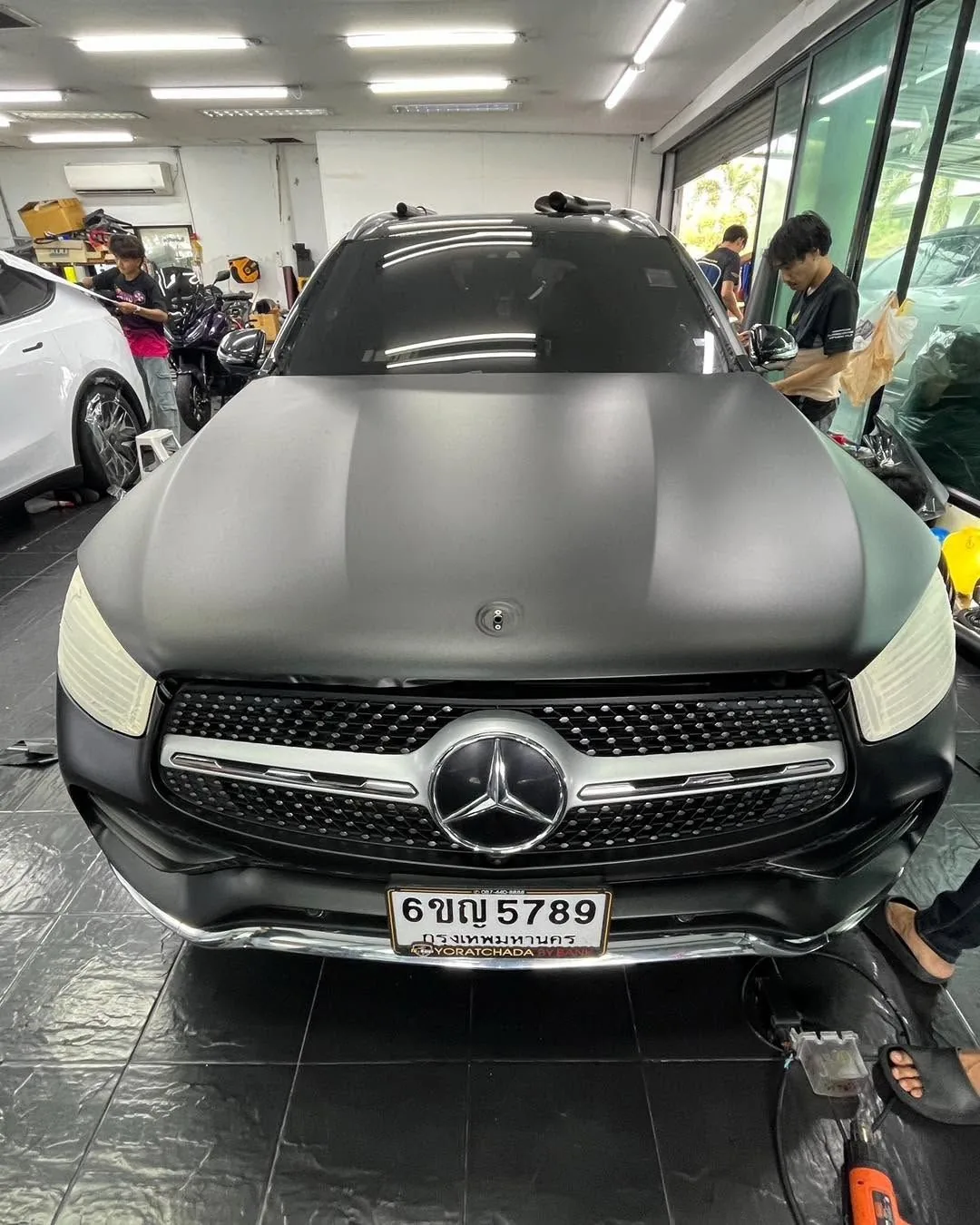 Mercedes-Benz SUV สีดำด้าน