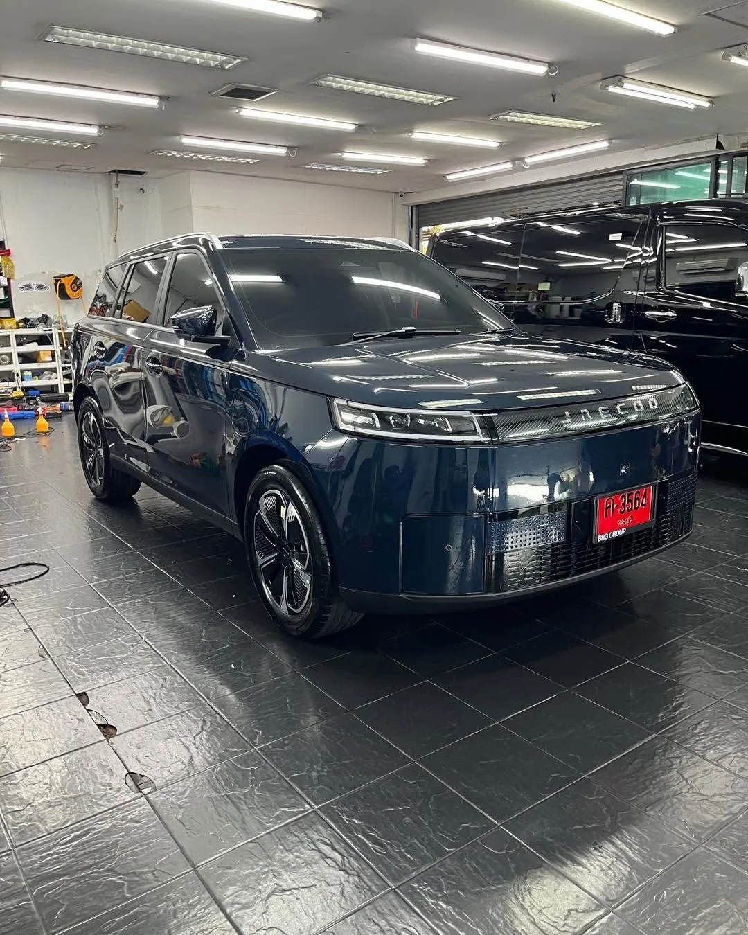 SUV สีน้ำเงินเข้ม