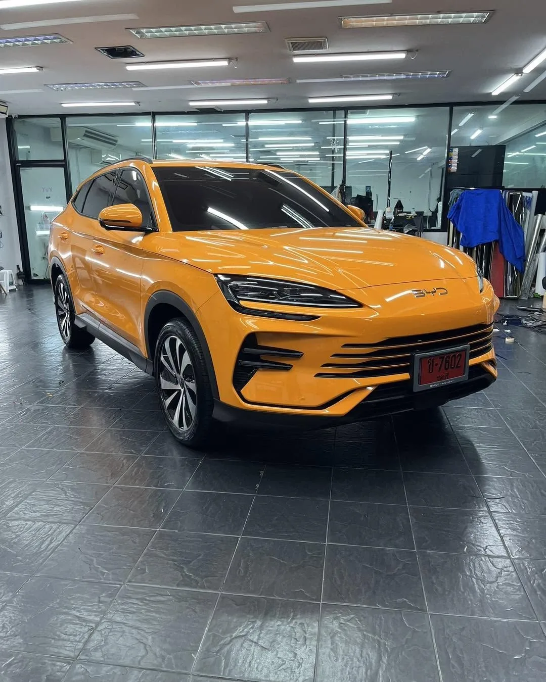 SUV สีส้ม