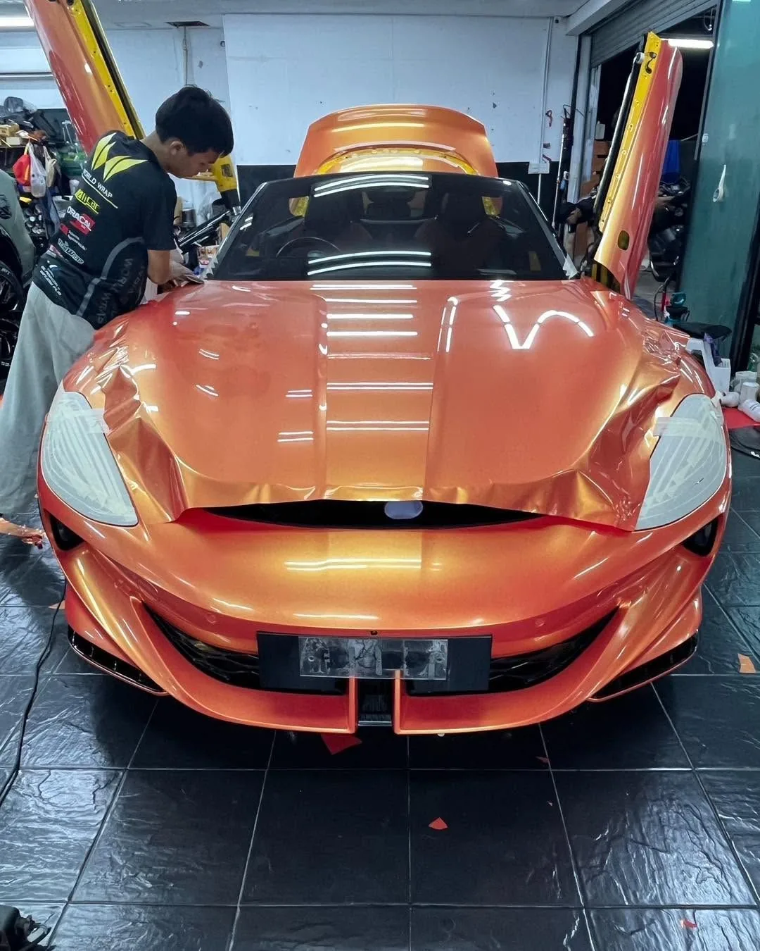 MG Cyberster ระหว่างติดฟิล์มโครมส้มทองแดง